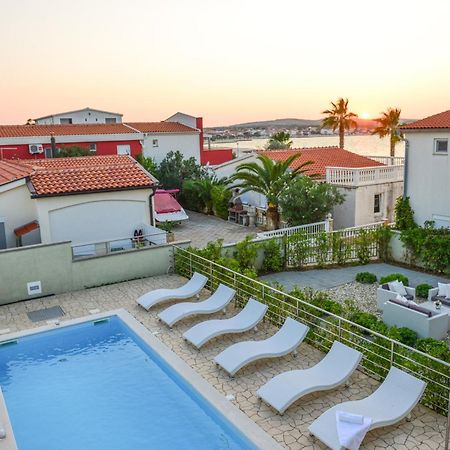 Sunset Deluxe Apartments Vir Exterior photo